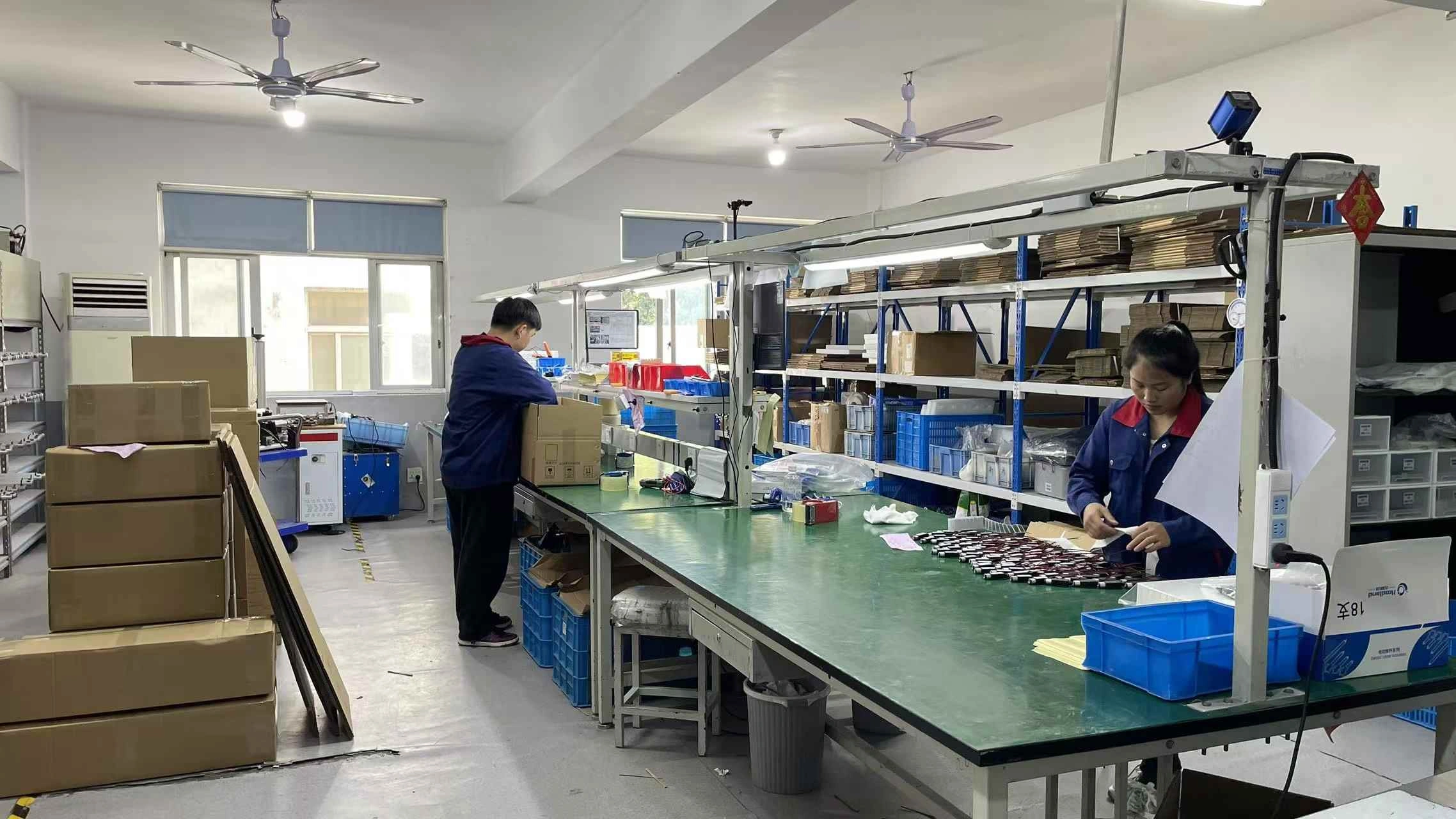 ServoCylMotion assembly workstation with lifting-column components
